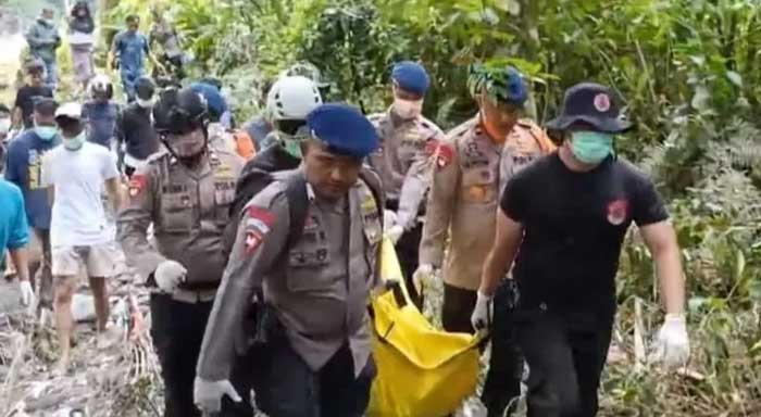 Hari ini Tim SAR temukan 5 jenazah lagi. Terlihat evakuasi salah satu korban.