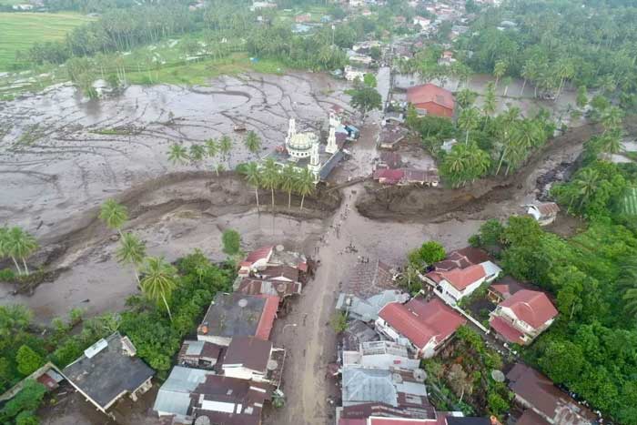 Pantauan drone BPBD Tanah Datar atas banjir bandang di Simpang Manunggal, Kecamatan Lima Kaum, Kab Tanah Datar. Sungai itu berhulu di Gunung Marapi dengan nama Sungai Malana atau Lona.