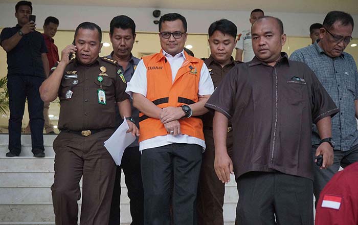 Kepala Dinas Pendidikan Riau Tengku Fauzan Tambusai menggunakan rompi tahanan saat digiring petugas di Kantor Kejaksaan Tinggi Riau, Pekanbaru, Rabu (15/5/2024).