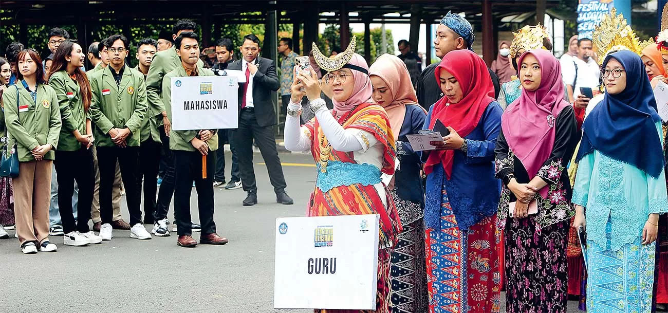 Kelompok guru dan mahasiswa antusias mengikuti peringatan Hardiknas pada Kamis (2/5).