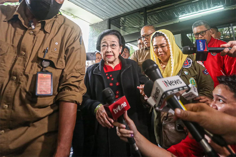 Ketua Umum PDIP Megawati Soekarnoputri usai pertemuan tertutup di Gedung High End, Jakarta, Kamis (15/2/2024).