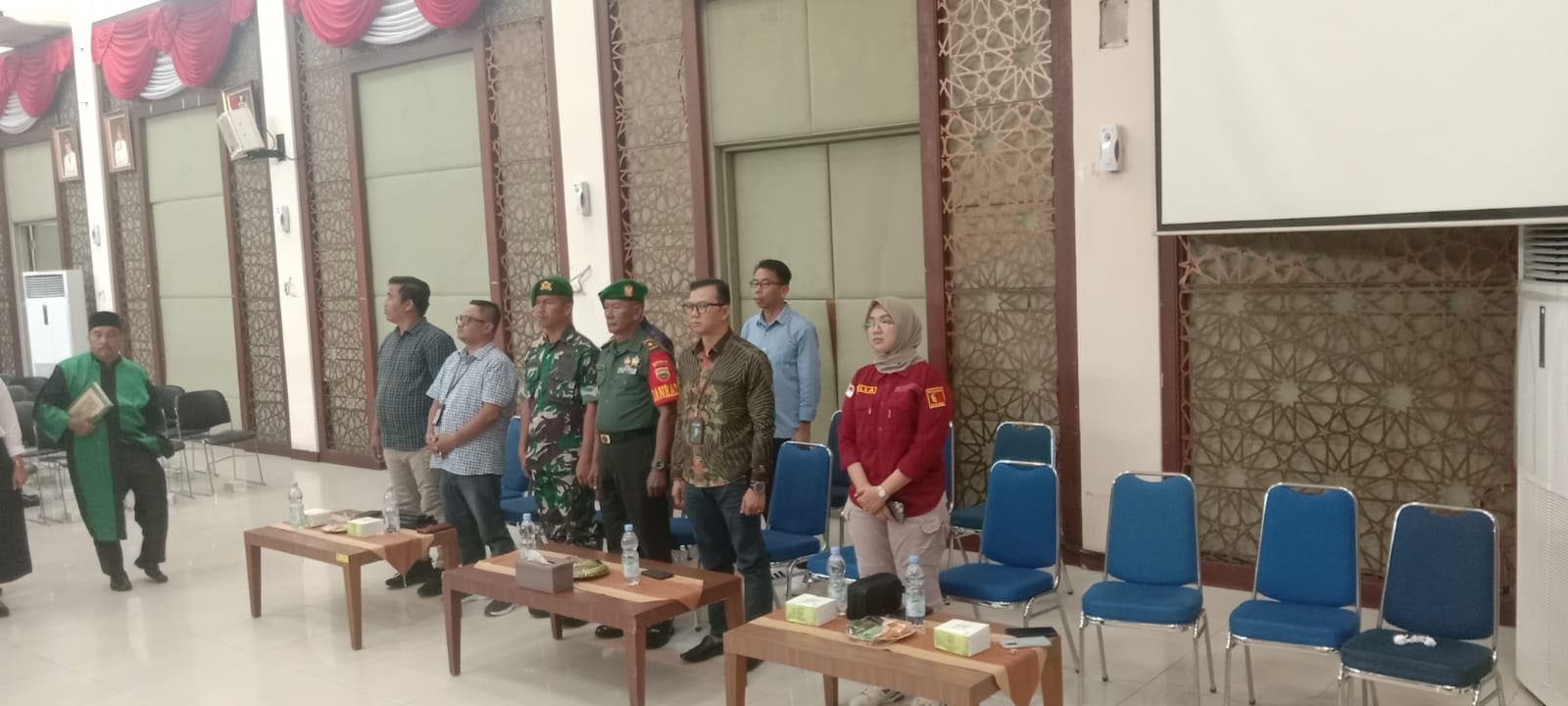 Ketua Bawaslu Kampar Syawir Abdullah menghadiri pelantikan anggota PPK untuk pemilihan gubernur-wakil gubernur dan bupati-wakil bupati di aula Bupati Kampar, Bangkinang,Kamis (16/5/2024).