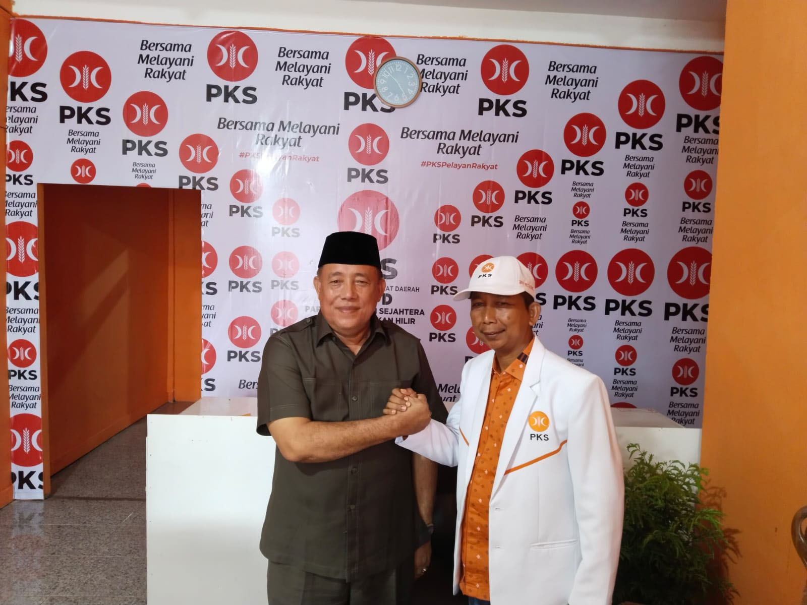 Tokoh masyarakat H Fuad Ahmad melakukan salam komando dengan Ketua DPTD PKS Rohil Edison Jamil SAg MH, di Bagansiapiapi, Kamisi (16/5/2024).