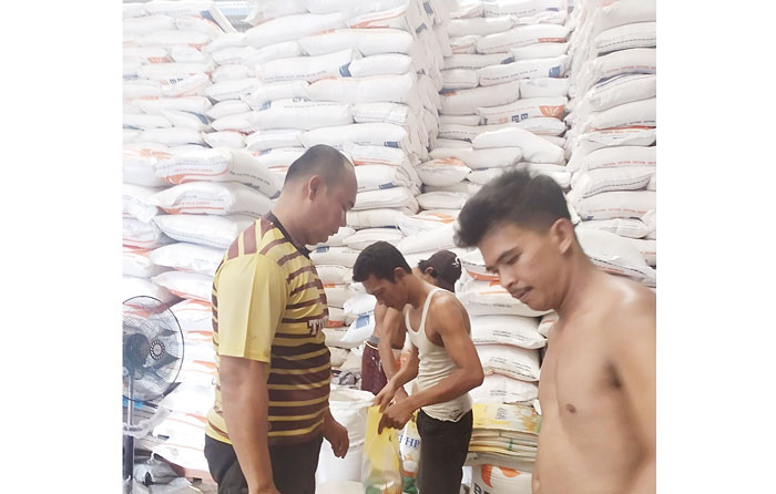 Sejumlah pekerja di Gudang Bulog Kelurahan Damon, Kecamatan Bengkalis sedang melakukan pengemasan beras SPHP dari kemasan 50 Kg ke kemasan 5 Kg.