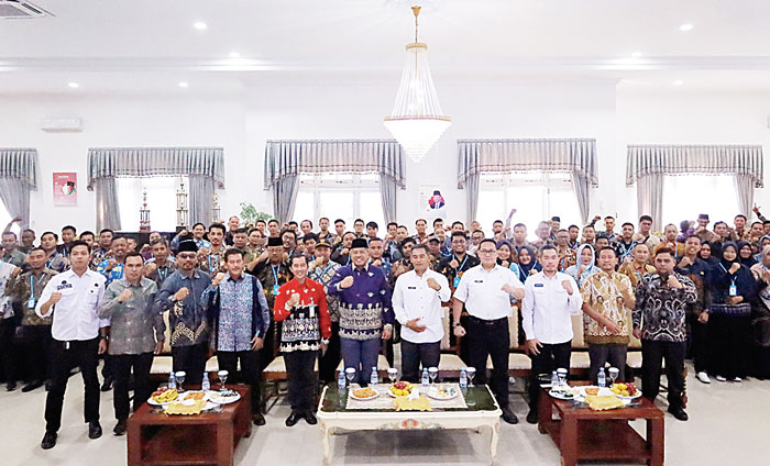 Bupati Siak Alfedri foto bersama dengan Asisten Administrasi Umum Budi Rahman dan 122 Sekdes peserta studi tiru di  Gedung Negara Kabupaten Sumedang, Rabu