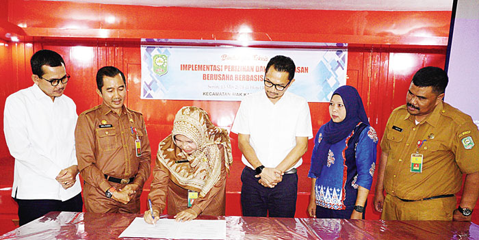Kepala Dinas Penanaman Modal dan Pelayanan Terpadu Satu Pintu (DPMPTSP) Kabupaten Siak Robiati melakukan penandatanganan kerja sama dengan PT RAPP.