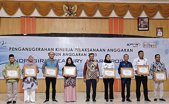 Plt Kepala KPPN Rengat Halim (tengah) foto bersama dengan bendahara Satker terbaik pada acara penganugerahan kinerja pelaksanaan anggaran tahun anggaran 2023 dan Indr