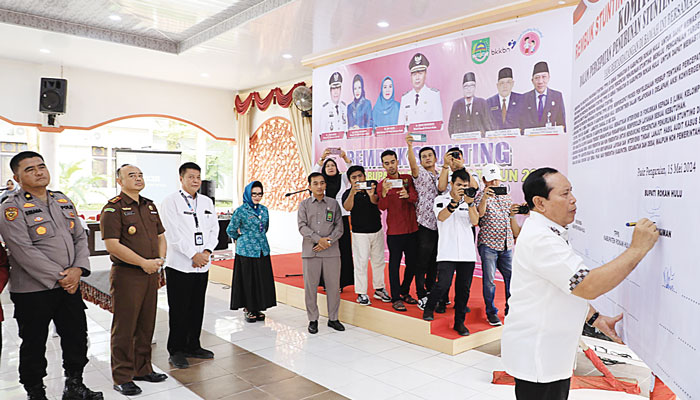 Bupati Rohul H Sukiman disaksikan forkopimda dan Ketua TP PKK Rohul Hj Peni Herawati menandatangani komitmen bersama dalam upaya percepatan penurun