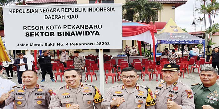 Kapolsek Tampan, Kapolresta Pekanbaru, Wakapolresta, Kabag RBP Ro Rena Polda Riau dan Danramil 06/Sukajadi berfoto bersama dengan latar plang nama Polsek Binawidya, Rabu (15/5/2024).