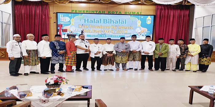 Staf ahli Wali Kota Dumai Syawir meluangkan waktu foto bersama dengan pengurus IPHI Dumai usai melaksanakan halalbihalal di Gedung Sri Bunga Tanjung, Rabu (15/5/2024).