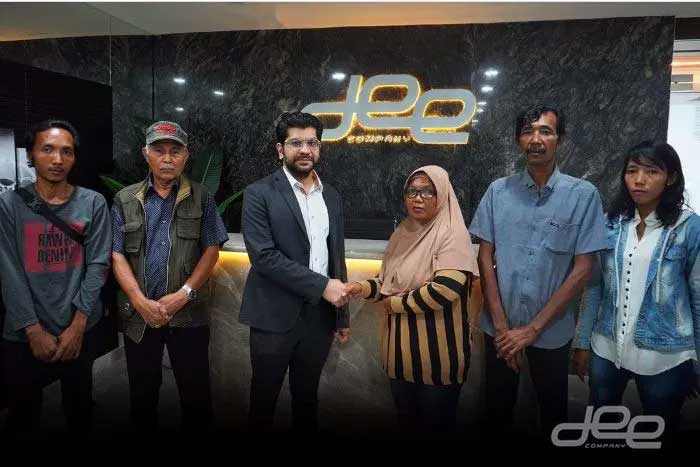 Producer/CEO Dheeraj Kalwani bersama orang tua dan keluarga Vina Cirebon.