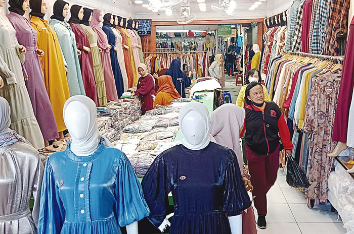 Suasana toko pakaian jadi di Surabaya, beberapa waktu lalu. Selain pesanan ekspor, stabilitas konsumsi rumah tangga domestik membantu mendorong pertumbuhan sektor tekstil.