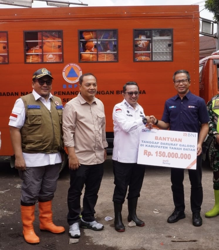 Direktur Network & Services BNI Ronny Venir bersama Pemimpin Wilayah BNI Region 02 Khairul Salam mebyerahkan bantuan BNI berbagi ke Kabupaten Tanah Datar kepada Bupati Tanah Datar Eka Putra.