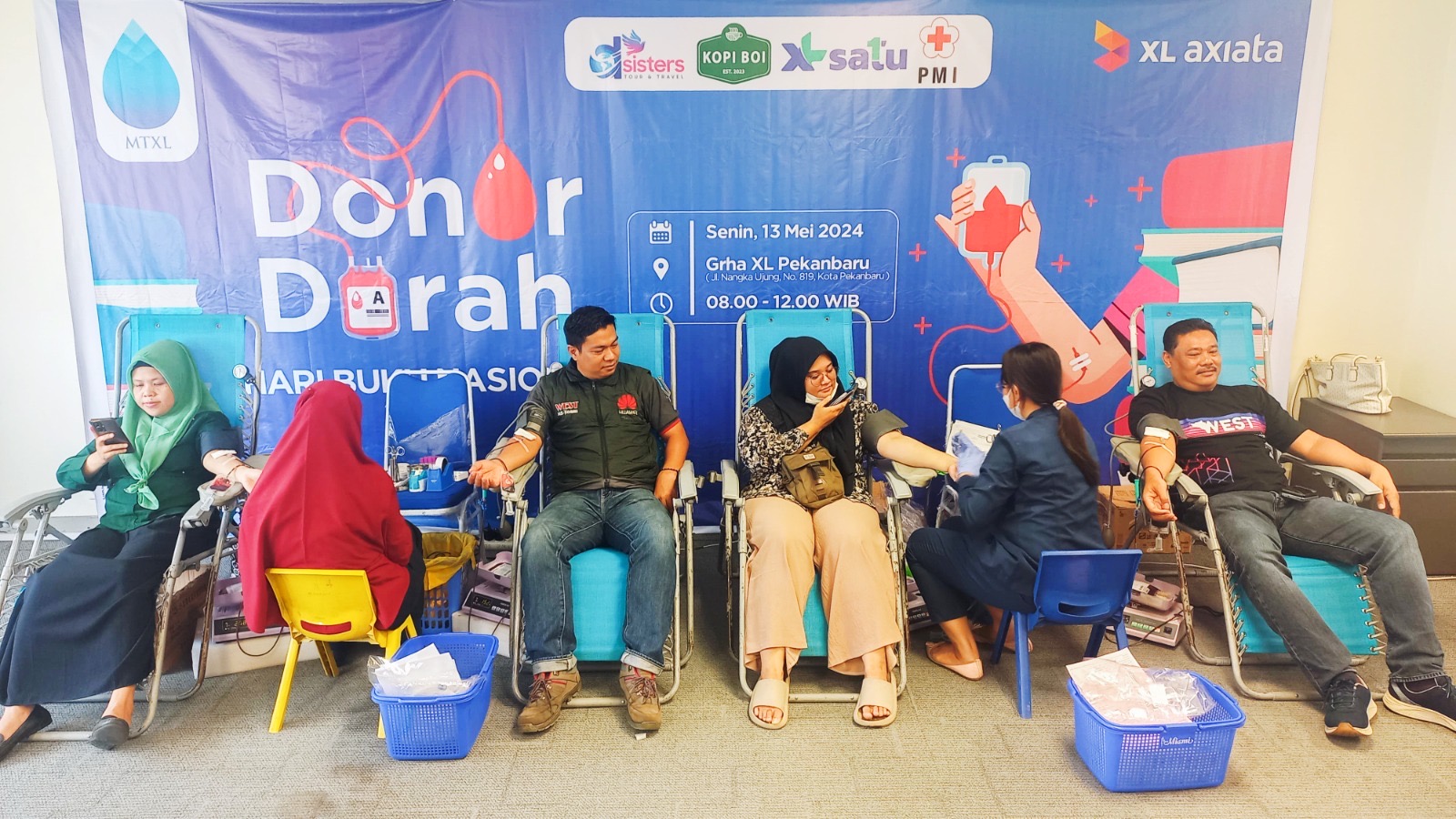 Head of Sales XL Axiata Area Riau Daratan dan Kepulauan Riau, Oloan Monang Sinambela (paling kanan) bersama karyawan XL lainnya saat melakukan donor darah di Pekanbaru, Senin (13/5/2024) lalu.