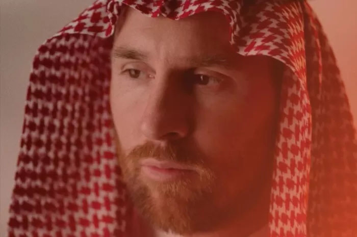 Lionel Messi mengenakan Gulf sebagai salah satu bentuk promosi brand asal Saudi bernama Sayyar.