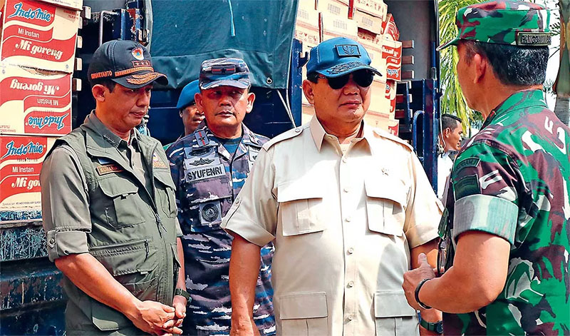Menhan Prabowo Subianto menyerahkan bantuan untuk korban bencana di Sumbar di Bandara Internasional Minangkabau (BIM), Kamis (16/5).