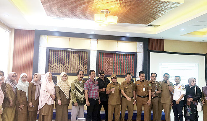 Peserta sosialisasi foto bersama Kabag Hukum Pemkab Siak Asrafli dan pembicara Bagian Perundang-undangan dan Hukum Pemprov Riau Wan Mulkan SH MSi.