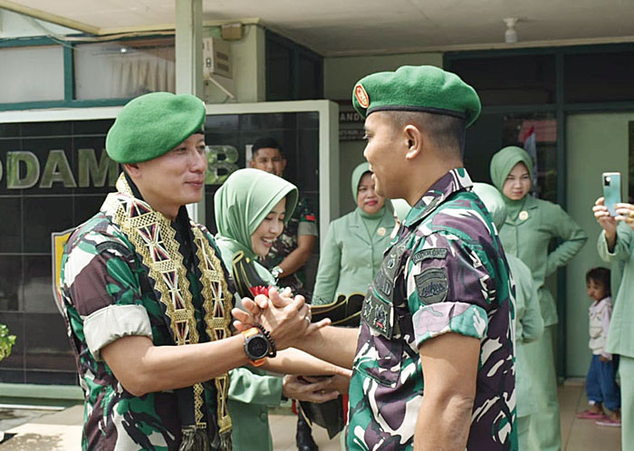 Pejabat lama Dandim 0302/Inhu Letkol Kav Dani Prasetyo Wibowo SSos MIP (kiri) salam komando dengan pejabat baru Dandim 0302/Inhu Letkol Inf Emick Chandra Nasutio