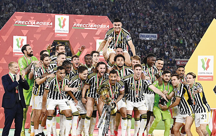 Pemain Juventus melakukan selebrasi usai menjuarai Coppa Italia di Stadion Olimpico, Roma, Kamis (16/5/2024).