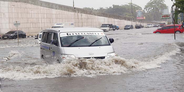 Kendaraan menembus banjir yang merendam persimpangan flyover Pasar Pagi Arengka saat hujan dengan intensitas tinggi mengguyur Kota Pekanbaru, Kamis (16/5/2024).