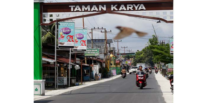 Pengendara melintas di Jalan Taman Karya yang telah selesai dilakukan perbaikan, Kamis (16/5/2024). Pemko Pekanbaru akan melanjutkan perbaikan jalan ke Jalan Umban Sari, Kecamatan Rumbai.