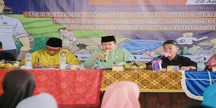 Sekko Dumai H Indra Gunawan berdialog dengan masyarakat Kelurahan Kampung Baru, Kecamatan Bagan Besar saat menghadiri acara sinergi reforma agraria, beberapa waktu lalu.