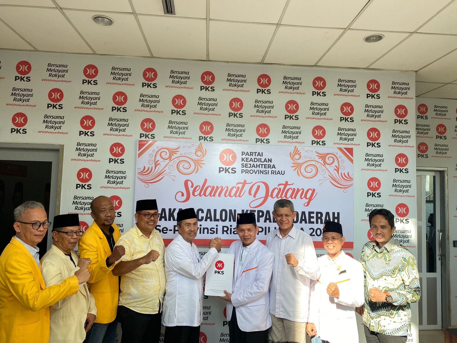 Syamsuar mengembalikan formulir pendaftaran bakal calon gubernur Riau di DPW PKS Riau, Jumat (17/5/2024).