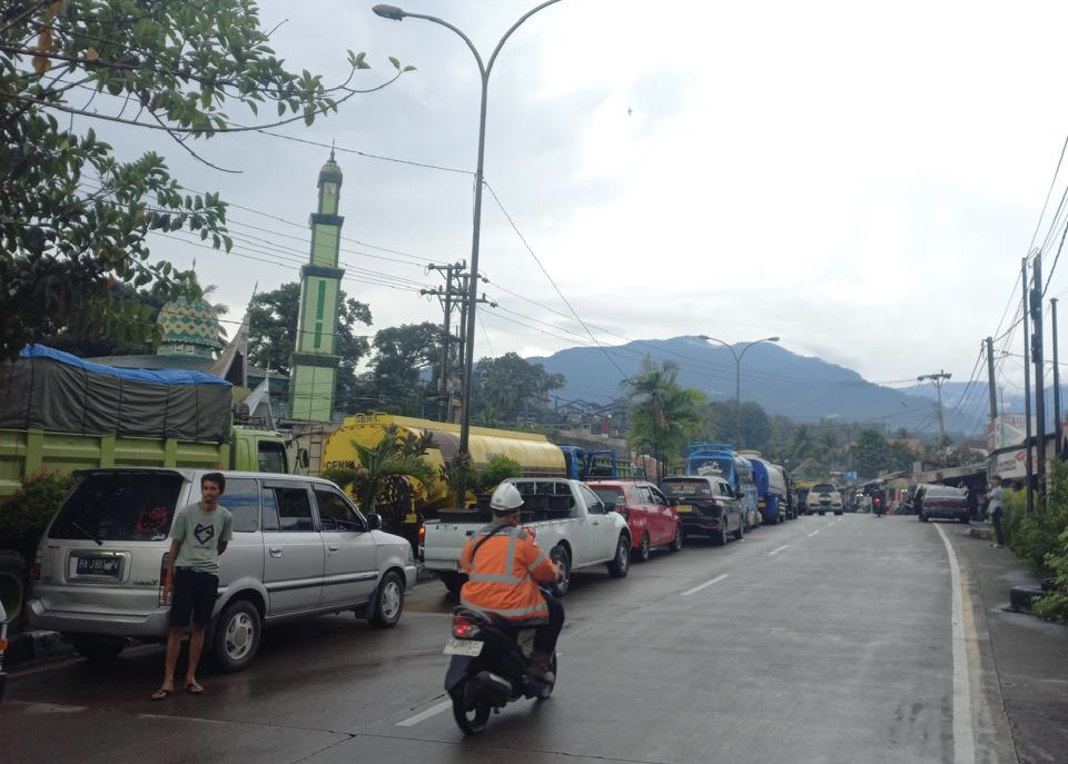 Macet di Blok M Indarung dampak longsor di Kelok Banto Sitinjau Lauik menyebabkan akses jalan utama Padang-Solok kembali putus, Jumat (17/5/2024) siang.