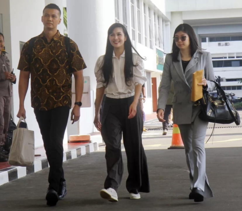 Sandra Dewi saat mendatangi Kejaksaan Agung.