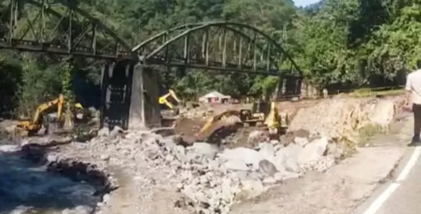 Proses pengerjaan jalan amblas di Lembag Anai dan Silaiang Tanahdatar.