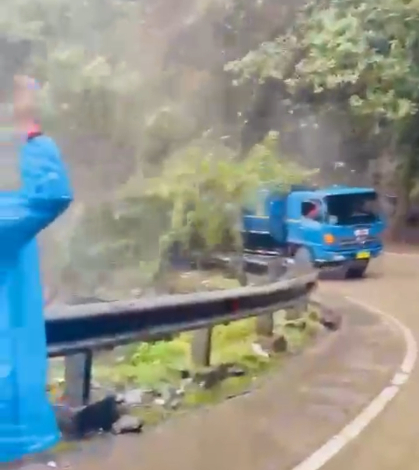 Tangkapan layar saat sebuah truk tangki berusaha menghindari dari longsor di Sitinjau Lauik, Padang, Jumat (17/5/2024).