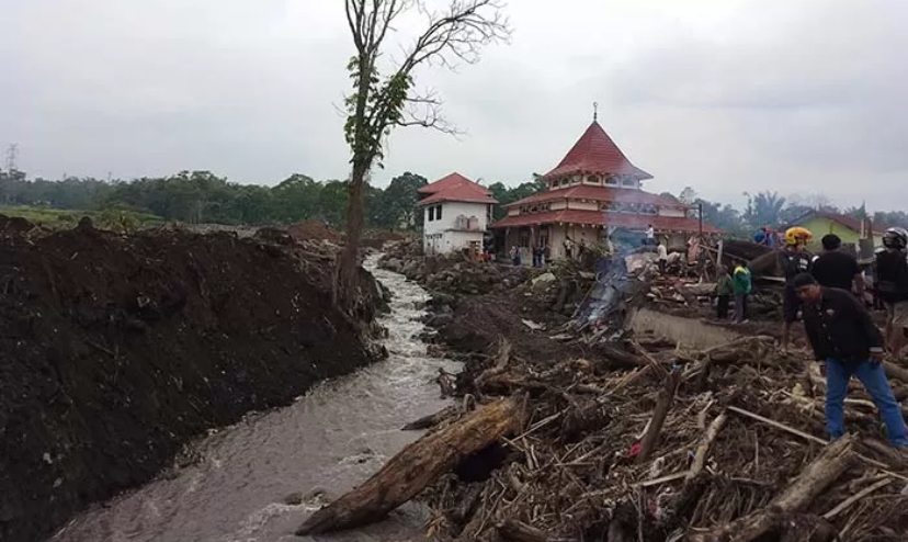 Aliran air Batang Kasiak di Samping Surau Klasik, Nagari Bukik Batabuah, Kecamatan Canduang, Kabupaten Agam dipenuhi kayu-kayu