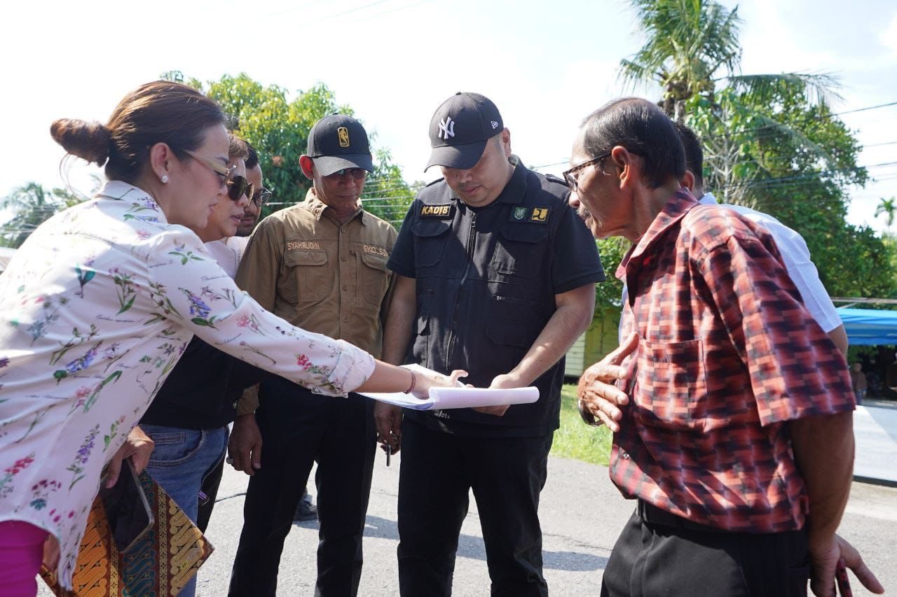Tim tenaga ahli kontruksi pemprov riau meninjau lokasi rencana pembangunan jembatan pulau Bengkalis, Jumat (17/5/2024).