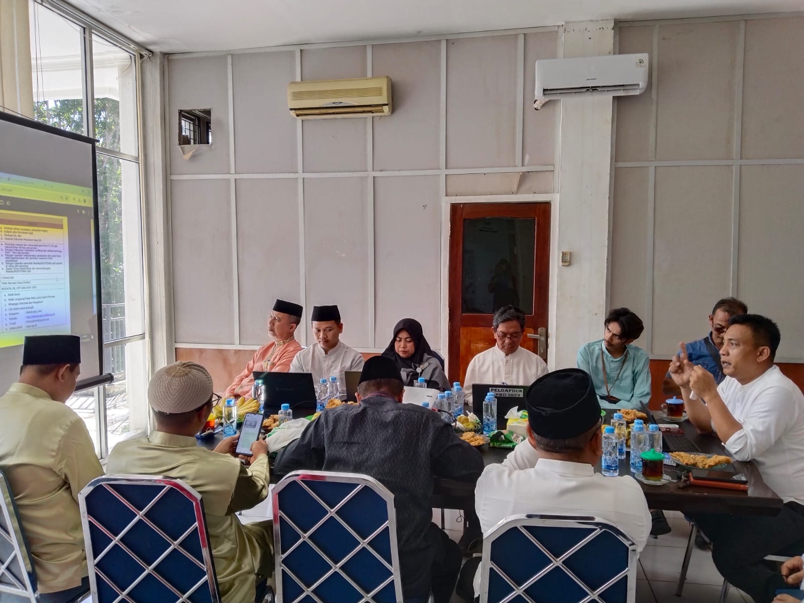 Kepala Disdukcapil Rohil Andi Rahman SE menyampaikan penjelasan terkait pelayanan publik yang ada di Disdukcapil Rohil, di Bagansiapiapi, Jumat (17/5/2024)..