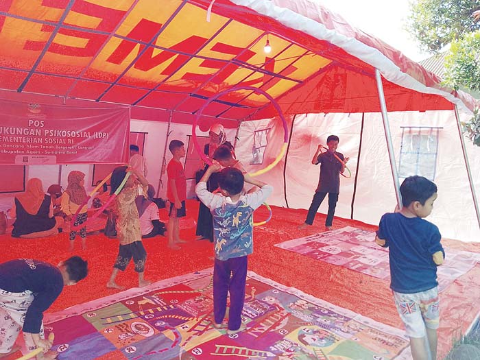 Sejumlah anak bermain di Posko Layanan Dukungan Psikososial  dalam program Trauma Healing di Pos Pengungsian SDN 08 Kecamatan Canduang, Kabupaten Agam, Provinsi Sumatera Barat, Rabu (15/5/2024).