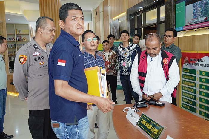 Kepala BPBD Siak Kaharuddin (kanan) ditahan Kejari Siak atas dugaan korupsi dana pe&shy;nanggulangan bencana BPBD Kabupaten Siak, Jumat (17/5/2024).