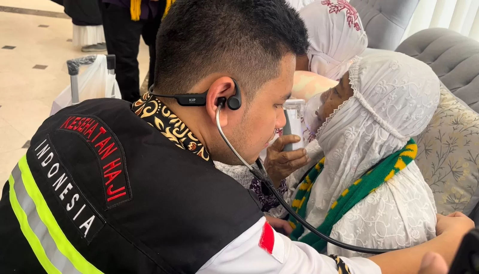 M Faisal Putro Utomo, salah satu petugas kesehatan kloter, tengah memeriksa seorang jamaah yang mengalami gangguan kesehatan.