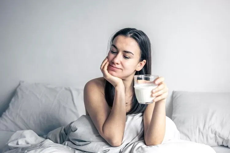 Manfaat minum susu untuk mencegah insomnia.