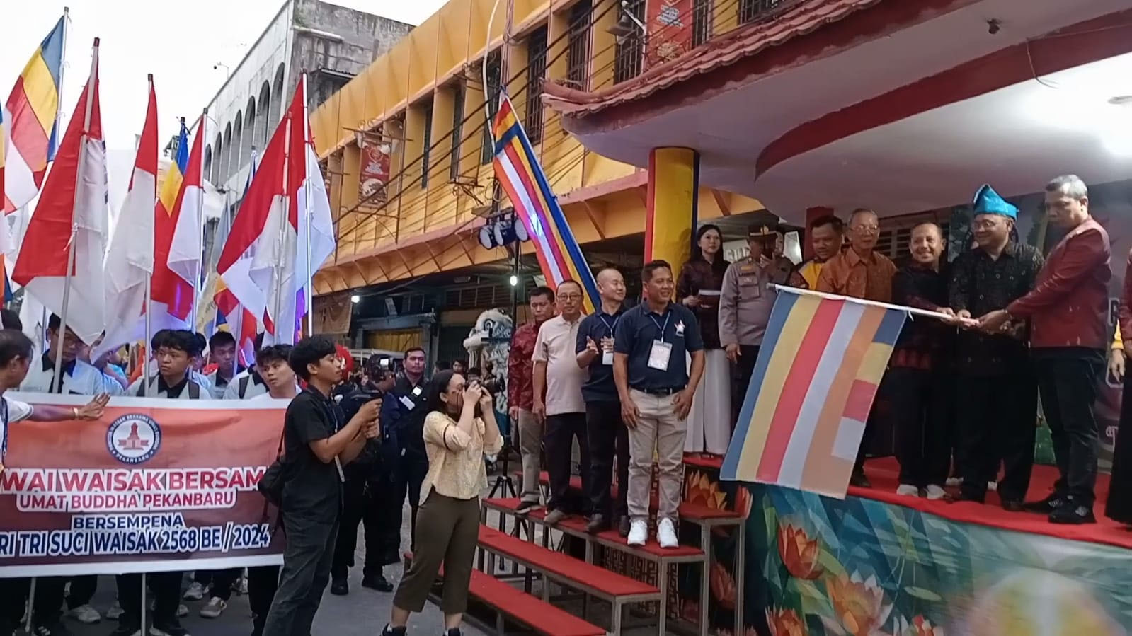 Sekretaris Dirjen Bimas Buddha Kemenag RI Dr Triroso SAg SPd MM dan Pj Wako Muflihun, melepas ribuan peserta pawai Waisak di Jalan karet Kecamatan Senapelan, Sabtu (18/5/2024)