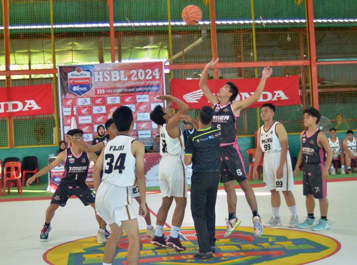 Wasit melakukan jump ball saat memimpin pertandingan putra SMAN 1 Dumai berhadapan dengan SMKN 1 Dumai pada semifinal Riau Pos HSBL seri Dumai di Kelenteng Hock Liong Kiong Green Arena Dumai,.