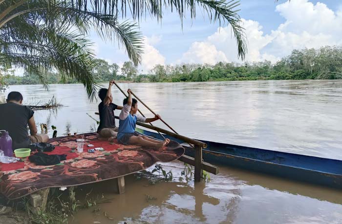 Dua anak kecil sedang bermain di pinggir Sungai Kuantan, Desa Lubuk Terentang, Kecamatan Gunung Toar, baru-baru ini.