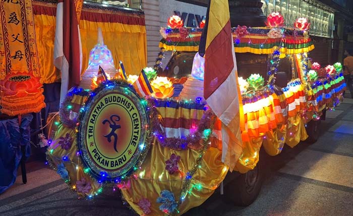 Persiapan salah satu mobil hias dari Tri Ratna Buddhist Centre Pekanbaru yang akan ikut serta dalam Pawai Waisak, Jumat (17/5/2024).