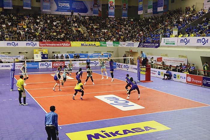 Pemain Jakarta Electric PLN Indre Sorokaite saat melakukan spike keras ke pertahanan Bandung BJB Tandamata pada lanjutan PLN Mobile Proliga 2024 di Palembang Sport & Convention Center, Ahad (12/5/2024