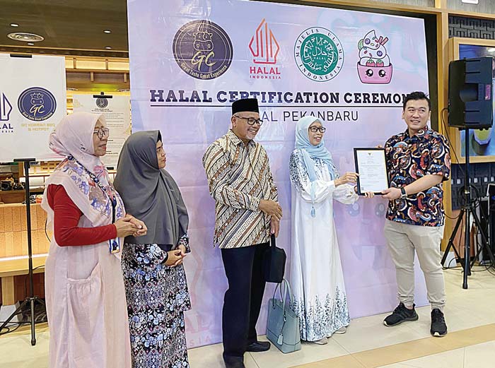 Founder GC Korean BBQ & Hotpot-Cols Froyo, Fanny Setiadi Faizal (kanan) menerima Sertifikat Halal yang diserahkan langsung oleh Direktur LPPOM MUI Provinsi Riau.
