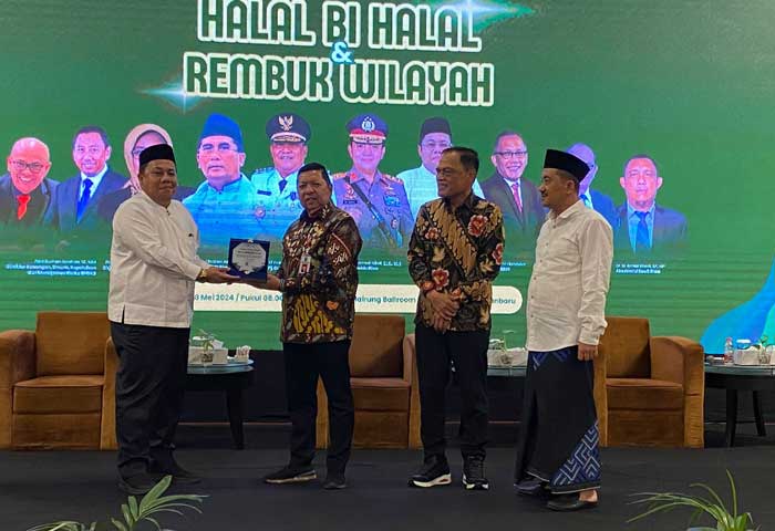 Ketua PWNU Riau Sulaiman Tanjung memberikan cenderamata kepada Asisten I Setdaprov Riau Zulkifli Syukur usai pembukaan rembuk nasional sawit di Pekanbaru, Sabtu (18/5/2024).