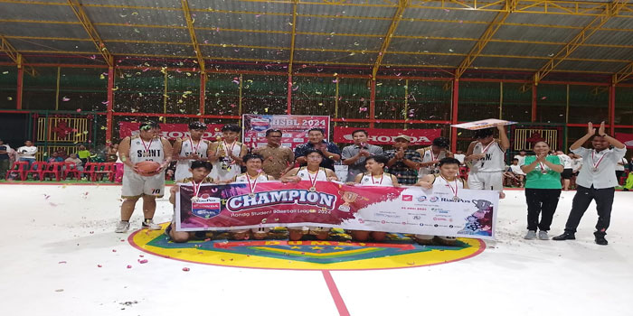Tim putra SMAS Santo Tarcisius melakukan selebrasi usai juara dalam Riau Pos-HSBL Dumai Series tahun 2024, setelah mengalahkan SMAN 1 Dumai dengan skor 52-27, di lapangan Hock Liong Kiong Green Arena