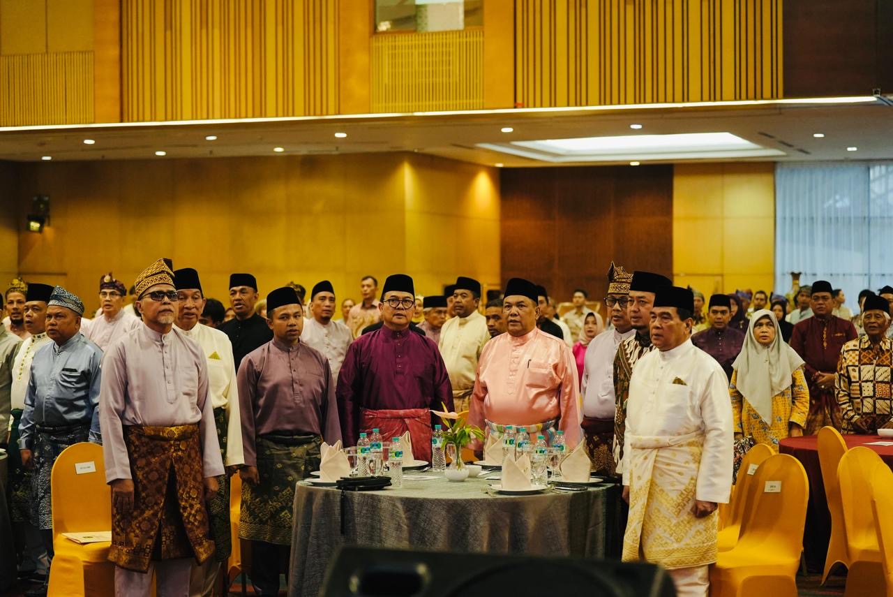 Pj Gubri SF Hariyanto bersama tokoh masyarakat Riau saat menghadiri silaturahmi PMRJ di Jakarta, Sabtu (18/5/2024).