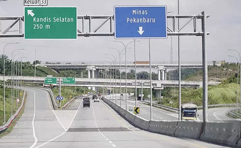 Ruas jalan tol Pekanbaru-Dumai.