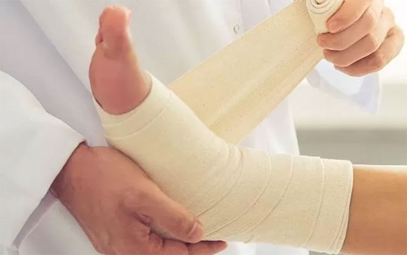 Ilustrasi benturan pada kaki bisa memicu aktifnya kanker tulang.