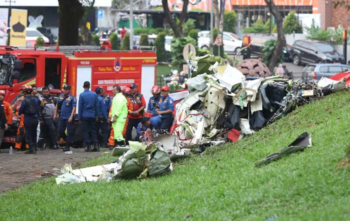 Pesawat latih PK-IFP jatuh di kawasan BSD, Serpong, Tangerang Selatan. Dilaporkan ada 3 korban meninggal dunia.